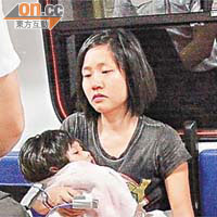 元朗<br>受傷婦人抱同一名女童送院治理。	（楊日權攝）
