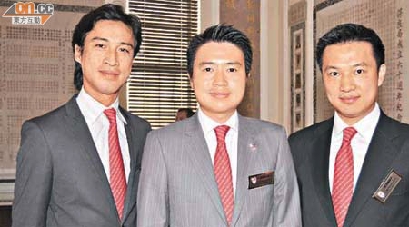 黃英鵬（左起）、呂鈞堯、薛嘉麟有默契地戴上新局呔出席拜關帝儀式。	（徐家浩攝）
