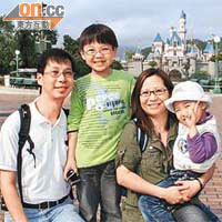 活潑的安心（右）與家人在迪士尼拍照，動作多多。
