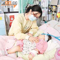茵茵母親害怕女兒病情反覆，通宵留守在病房照顧。