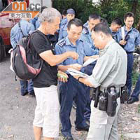 失蹤者友人（左）向拯救人員提供資料。