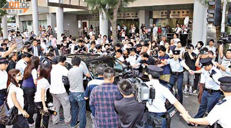 被告的座駕遭記者包圍，警察忙於替她開路。	（鍾健國攝）
