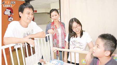 台灣男童吳岳展（右），與茵茵父母分享氣管置入支架手術的康復過程。