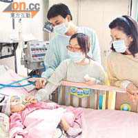 台灣居民趙女士（右）到榮總為茵茵打氣，並以兒子做同類手術的經驗鼓勵茵茵父母。	（本報記者台北圖片）