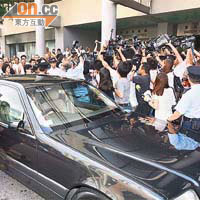 包致金姪女前日離庭時，座駕被大批記者包圍。