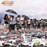 大批學生離開等候區後，留下大堆報紙及垃圾。