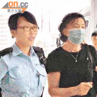 涉案婦人由女警陪同送院治理。	（郭錦良攝）