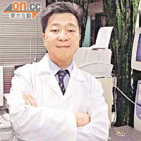 ○六年退休前，蒙海強是衞生署法醫科主任顧問醫生。（受訪者提供）