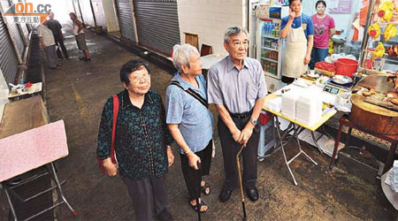 新田圍邨街市十室八空，令沈婆婆（左起）、張婆婆及鍾伯伯均需跨邨買餸。