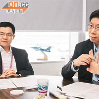 羅崇文（左）及王炳輝（右）齊表示，「抵港航班排序系統」已經運作暢順。	（鍾麗珊攝）