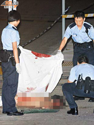 墮樓女子上半身赤裸，頭部爆裂死亡。	 （周亮恒攝）