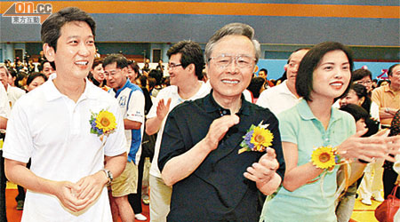 楊立門（左）同馮程淑儀（右）都話平日有運動，中為荃灣區議會主席周厚澄。	（伍鎮業攝）