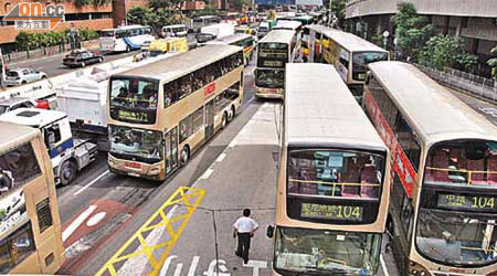 多部空車在紅隧巴士站候命，以便適時疏散人潮。