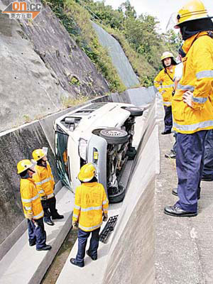 漁護署客貨車翻落引水道，消防員到場了解。	（歐展鴻攝）