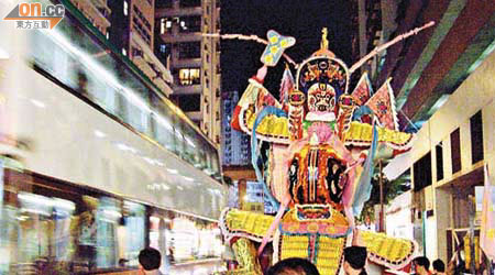 筲箕灣南安坊坊眾會每年盂蘭節推着大士王（鬼神）在街道出巡。	（由張熙明提供圖片）