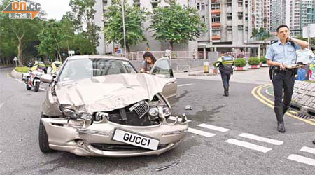 掛有自訂車牌的房車車頭嚴重損毀。