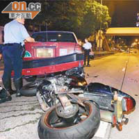 電單車撞的士車尾後倒地，司機墮地險被貨車輾過。	（胡德威攝）
