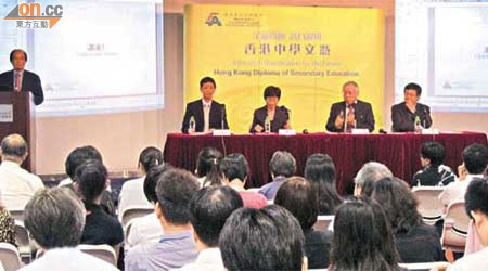 考評局昨舉行兩場香港中學文憑考試簡介會，共有逾五百人參加。