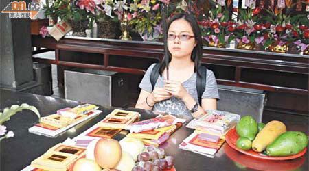 茵茵手術成功並返回香港，臨行前茵茵母親帶備水果到台北保安宮謝神庇佑。