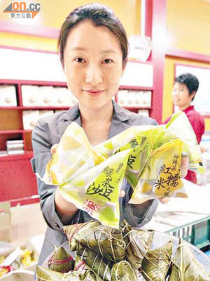 內地最大糉子品牌五芳齋以綠茶豆沙糉及紅糯米火腿糉打入香港市場，望多種口味能改變港人端午節才食糉的習慣。