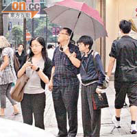 當日落着微雨，余生開遮幫太太擋雨，好溫馨。