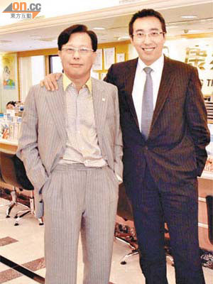 黃進達（右）九月一日正式出任康泰旅行社總經理，成為康泰新一哥，獲爸爸黃士心全力支持。	（葉華英攝）