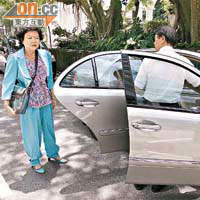 12:30 pm 林兆鑫的妻子等候丈夫坐房車往午膳。