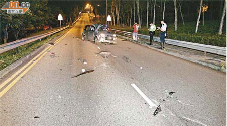 肇事私家車失控撞毀，碎片四散路面。	（胡德威攝）