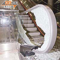 商場扶手電梯的玻璃爆裂。	（陳桂建攝）
