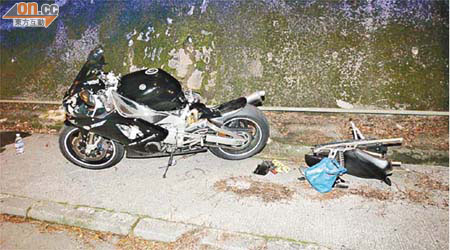 肇事電單車撞至座椅連金屬架損毀飛脫。（胡德威攝）