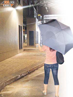 為免遭天花滴水弄濕衣物，市民需在有蓋的交匯處打傘而行。