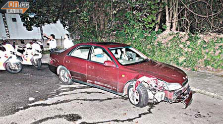 私家車車頭撞毀，警員在場調查。（王偉安攝）