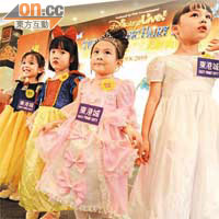 「國際小公主大賽」中各小公主在台上儀態萬千。
