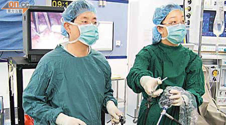 李奉儀（右）認為，直腸附近的腹腔空間狹窄，微創手術切除直腸癌並不容易。