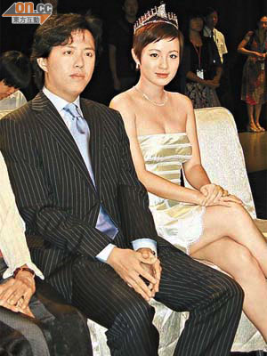 李雲迪（左）表示看重參賽者有沒有優雅感覺。旁為○四年亞姐冠軍呂晶晶。