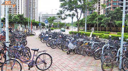 上水清河邨缺乏單車泊位，違泊單車隨處可見。