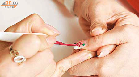 裝飾水晶甲需要注意真指甲與人造指甲之間的清潔。