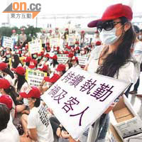 港龍空勤人員協會本月初在機場發動大規模遊行，抗議持續執勤削減休息時間。	（資料圖片）
