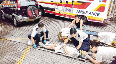 救護員為被撞倒的老翁急救。	（讀者提供圖片）