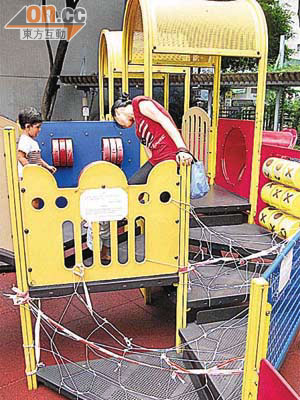 油麻地西貢街遊樂場兩組兒童遊樂設施損壞，市民擔心會誤傷小朋友。