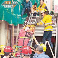 消防員將意外墮樓印度籍油漆工人救下。	（馬竟峯攝）
