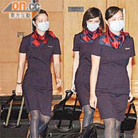 部分空勤人員一下機便帶同行李，出席會員大會。