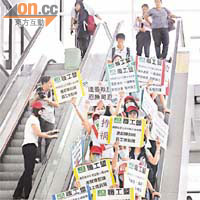 約二百名港龍空勤人員本月初在赤鱲角機場示威，不滿工時過長。