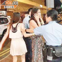 警員前晚帶走多名受驚女子。