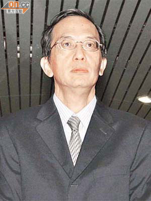 歐化藥業總經理李漢光，昨在庭外兩度向死者家屬低頭道歉。	（鍾健國攝）