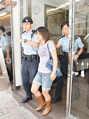 涉案婦人被警員帶署調查。（陳錦昌攝）