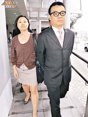 被告馬浩輝（右）昨應訊後與妻子陳寶寶離開法院。	（盧志燊攝）