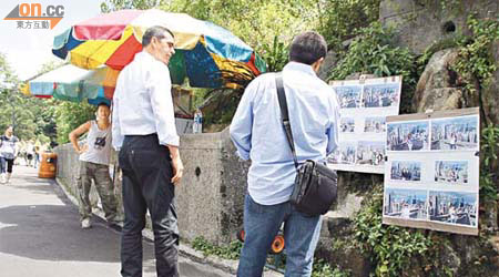 在太平山獅子亭旁的「影師」陳先生（右），曾去信要求發牌，但他不敢上鏡，以免被當局驅趕。	（吳啟偉攝）