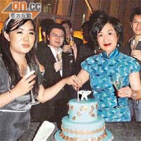 葉劉淑儀（右）與愛女葉榮欣（左）「手疊手」一齊切十磅重嘅生日蛋糕。	（葉華英攝）
