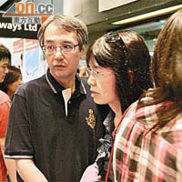 鄧國威（左）同疑似太太（中）及女兒去教育展。	（羅錦鴻攝）